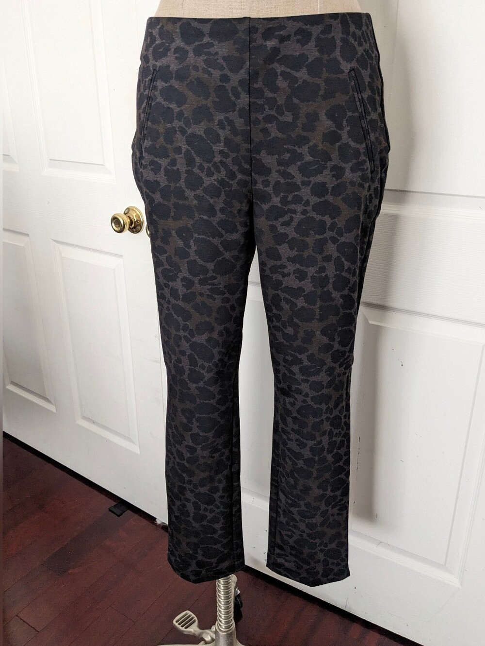 Chico's Juliet Leopard Ankle So Slimming Pull On Pants - Sz O.5R (6 Reg) - NWT